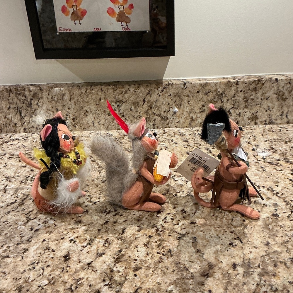 Annalee Handcrafted Mouse and Squirrel Figurines Set - Brown and Red - Picture 6 of 7